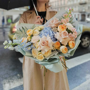 Bouquet with blue hydrangea "Tender Cloud"