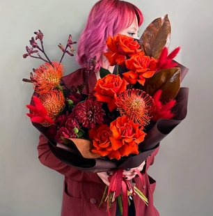 A bright bouquet with exotic nutan