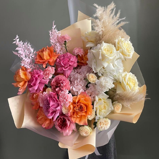 A bright "wow" bouquet with peony roses